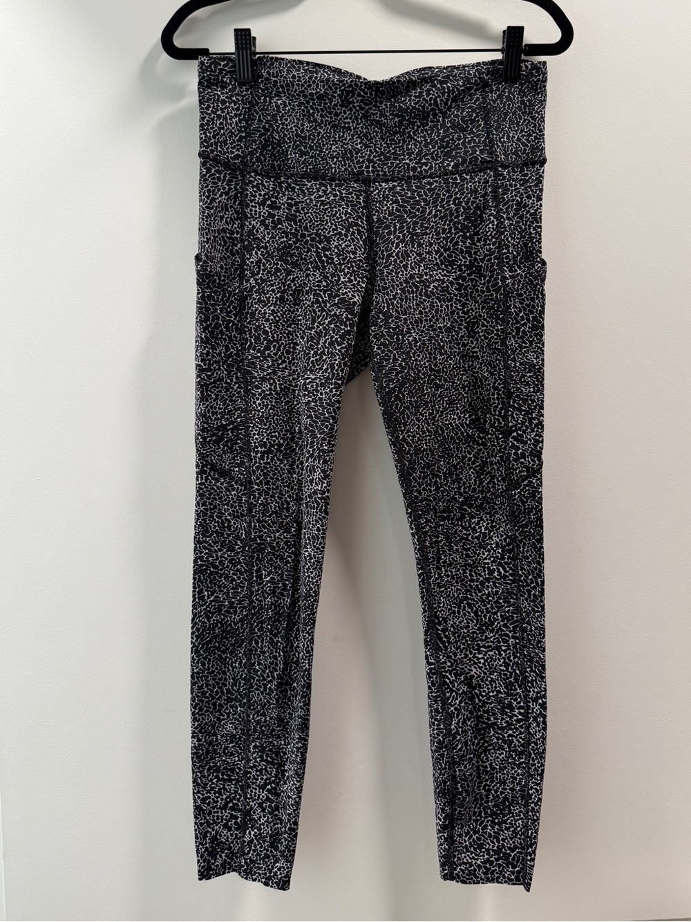 Lululemon Wunder Under Black & White Printed Active Leggings (size 8)